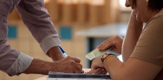 Assinar caderno de votação não garante futuras auditorias das urnas Assinar caderno de votação não garante futuras auditorias das urnas